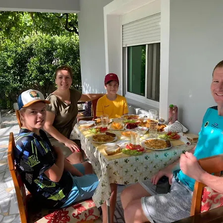 Alloggio in famiglia Isaraj *