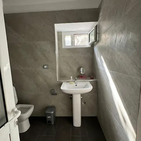 Isaraj Rum i privatbostad Gjirokastër